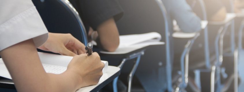 Credenciamento MEC: fotografia de uma fileira de estudantes sentados em carteiras em uma sala de aula.