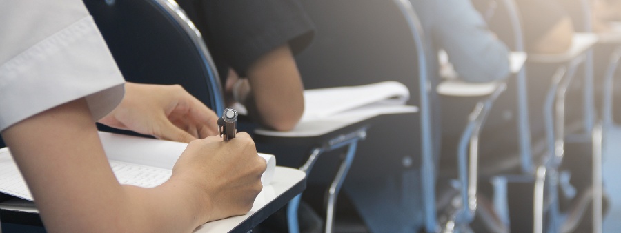 Credenciamento MEC: fotografia de uma fileira de estudantes sentados em carteiras em uma sala de aula.