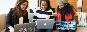 Recursos digitais de aprendizagem: fotografia de três mulheres estudando juntas e utilizando o notebook.