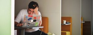 Competências socioemocionais: aluno estressado em frente ao computador