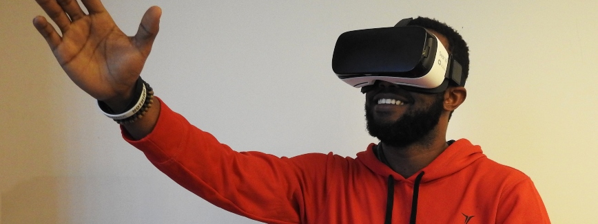 Educação 4.0: Homem usa óculos de realidade virtual