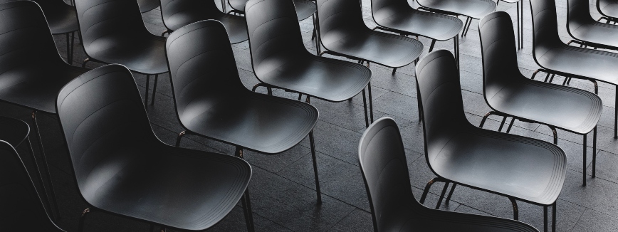Vagas ociosas: foto de cadeiras vazias