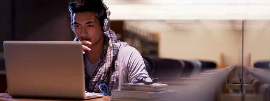 educação 5.0: foto de jovem estudante ao computador