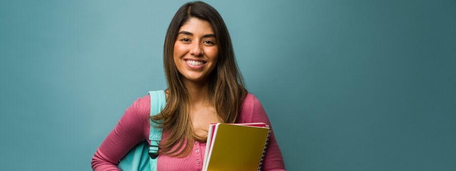 aluno equivalente: foto de jovem estudante segurando cadernos