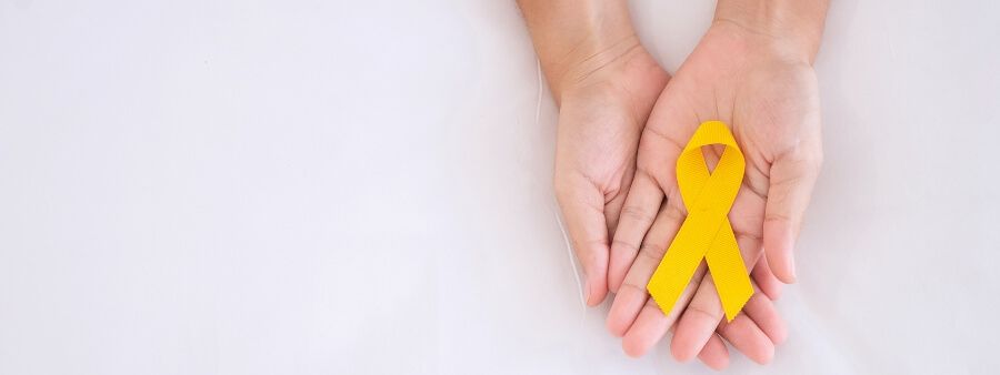 setembro amarelo: mão segurando o símbolo do mês da prevenção ao suicídio