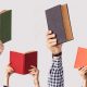 Dia da Leitura: imagem de mãos segurando livros