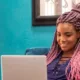 Ambiente Virtual de Aprendizagem: mulher jovem sorrindo e usando computador